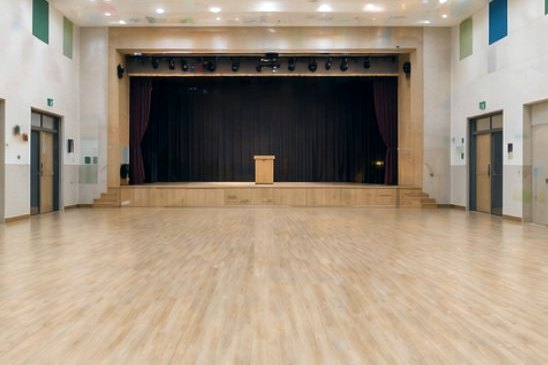 NPOZ 바닥재를 시공한 학교 강당